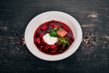 Borsch ekşi krema ile. Ukraynalı mutfağı. Üstten Görünüm. Ahşap bir arka plan üzerinde. Kopya alanı.