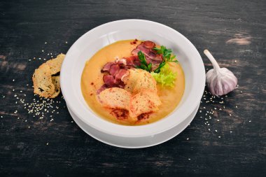 Bezelye çorbası ile pastırma ve kruton. Üstten Görünüm. Ahşap bir arka plan üzerinde. Kopya alanı.