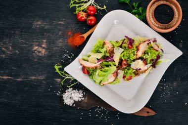 Sezar salata tavuk. Üstten Görünüm. Ahşap bir arka plan üzerinde. Kopya alanı.