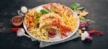 Aperatifler bira için bir seçim. Cips, sosis, peynir. Üstten Görünüm. Ahşap bir arka plan üzerinde. Kopya alanı.