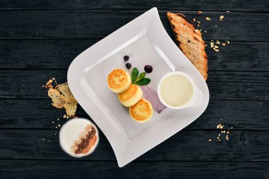 Ekşi krema soslu peynirli krep. Üstten Görünüm. Ahşap bir arka plan üzerinde. Kopya alanı.