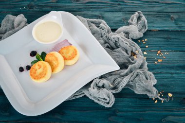 Ekşi krema soslu peynirli krep. Üstten Görünüm. Ahşap bir arka plan üzerinde. Kopya alanı.