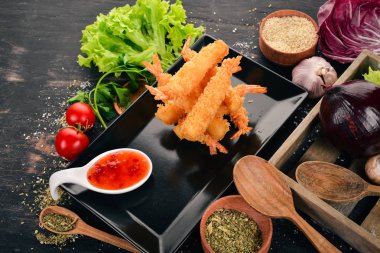 Izgara karides. Ahşap bir arka plan üzerinde. Üstten Görünüm. Metniniz için kopya alanı.