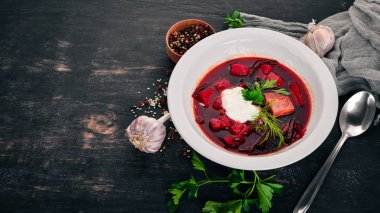 Borsch ekşi krema ile. Ukraynalı mutfağı. Üstten Görünüm. Ahşap bir arka plan üzerinde. Kopya alanı.