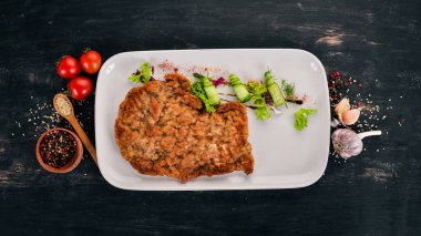 Fried şnitzel domuz dan. Üstten Görünüm. Ahşap bir arka plan üzerinde. Kopya alanı.