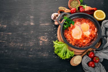 Domates ve taze sebze Fried Yumurta. Siyah ahşap arka plan üzerinde. Üstten Görünüm. Metniniz için kopya alanı.