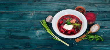 Borsch ekşi krema ile. Ukraynalı mutfağı. Üstten Görünüm. Ahşap bir arka plan üzerinde. Kopya alanı.