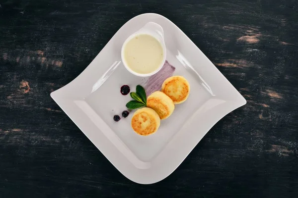 Käsepfannkuchen Mit Sauerrahmsoße Ansicht Von Oben Auf Einem Hölzernen Hintergrund — Stockfoto