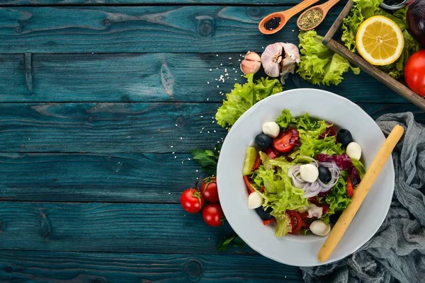 Salada Com Mussarela Legumes Frescos Fundo Madeira Azul Vista Superior — Fotografia de Stock