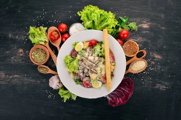 Caesar Salade Met Rundvlees Een Zwarte Houten Achtergrond Bovenaanzicht Ruimte — Stockfoto