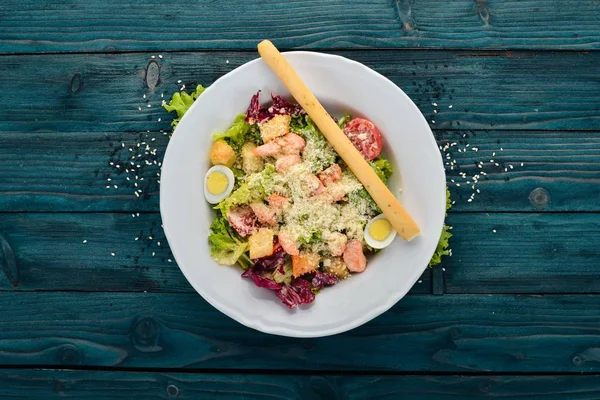 Caesarsallad Med Lax Färska Grönsaker Hälsosam Mat Ovanifrån Vit Trä — Stockfoto