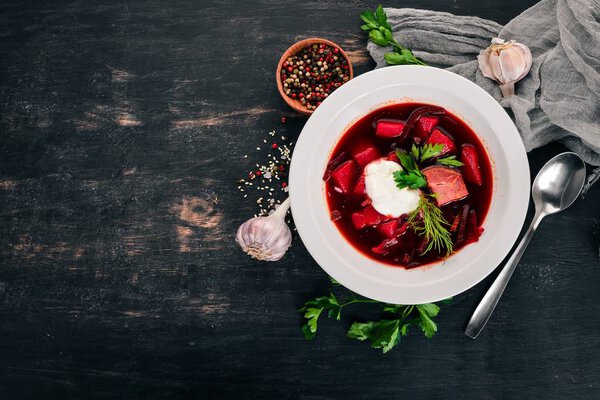 Борщ со сметаной. Украинская кухня. Вид сверху. На деревянном фоне. Копирование пространства
.