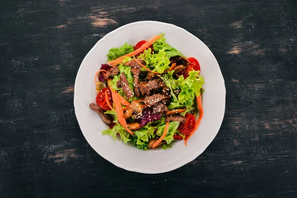 Ensalada Verduras Con Ternera Champiñones Sobre Fondo Madera Negro Vista — Foto de Stock