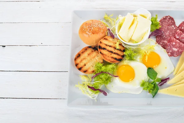 Πρωινό Αυγά Μπέικον Και Ντομάτα Ψωμί Τοστ Top View Ένα — Φωτογραφία Αρχείου