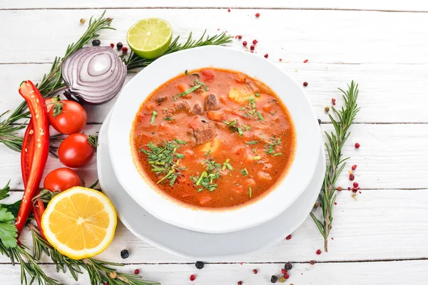 Suppe Mit Fleischtomaten Und Frischem Gemüse Auf Einem Hölzernen Hintergrund — Stockfoto