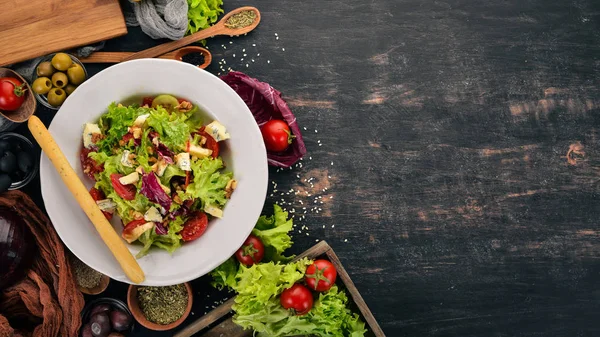 Peynir Fındık Taze Sebze Salatası Ahşap Bir Arka Plan Üzerinde — Stok fotoğraf