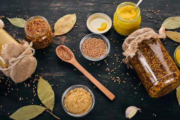 Senf Und Gewürze Auf Einem Hölzernen Hintergrund Ansicht Von Oben — Stockfoto