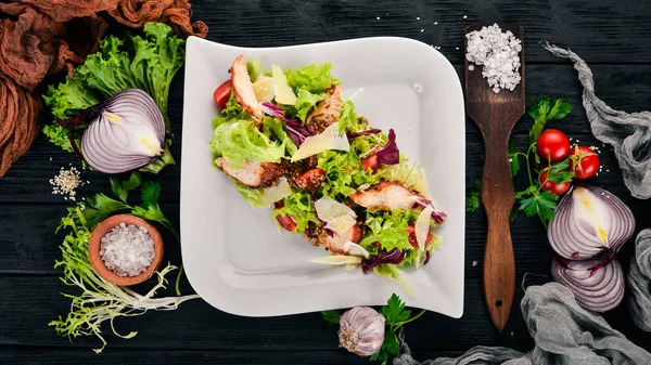 Salada Caesar Com Frango Vista Superior Fundo Madeira Espaço Cópia — Fotografia de Stock