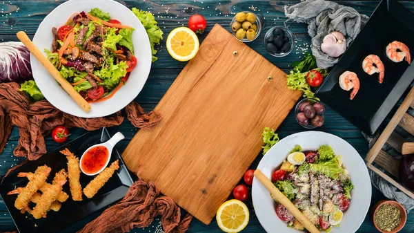 Sortimento Alimentos Saladas Com Camarão Carne Fundo Madeira Vista Superior — Fotografia de Stock