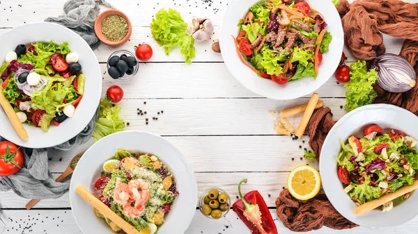 Sortiment Salaten Mit Frischem Gemüse Gesunde Ernährung Auf Weißem Holzgrund — Stockfoto