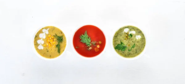 Set of hot, colored vegetable soups. Broccoli soup, corn, tomato soup. Healthy food. On a white wooden background. Copy space. — Stock Image Set Hot Colored Vegetable Soups Broccoli Soup Corn Tomato Soup Royalty Free Stock Images