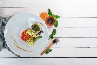 Ispanak soslu fileto balık ve sebze Buhar. Üstten Görünüm. Ahşap bir arka plan üzerinde. Kopya alanı.