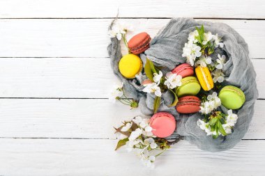 Macaroons renkli. Kek. Ahşap arka plan kopya alanı üzerinde Üstten Görünüm.