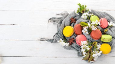 Macaroons renkli. Kek. Ahşap arka plan kopya alanı üzerinde Üstten Görünüm.