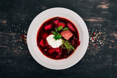 Borsch ekşi krema ile. Ukraynalı mutfağı. Üstten Görünüm. Ahşap bir arka plan üzerinde. Kopya alanı.