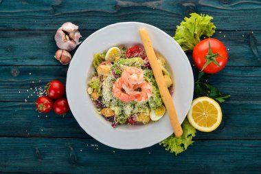 Sezar salata karides ile. Mavi ahşap arka plan üzerinde. Üstten Görünüm. Metniniz için kopya alanı.