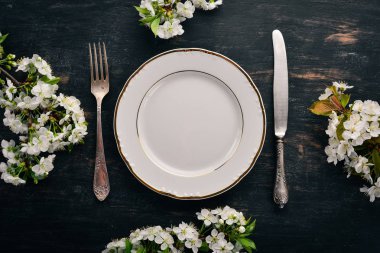 Tablo bahar tarzında hizmet veren. Taze çiçekler. Üstten Görünüm. Ahşap bir arka plan üzerinde. Kopya alanı.