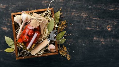 Bir kavanoz içinde Marine kiraz domates. Gıda stokları. Üstten Görünüm. Ahşap bir arka plan üzerinde. Kopya alanı.