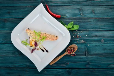 Susam ile pişmiş balık somon fileto. Üstten Görünüm. Ahşap bir arka plan üzerinde. Kopya alanı.