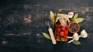 Bir kavanoz içinde Marine kiraz domates. Gıda stokları. Üstten Görünüm. Ahşap bir arka plan üzerinde. Kopya alanı.