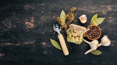 Bir kavanoz içinde Marine sarımsak. Gıda stokları. Üstten Görünüm. Ahşap bir arka plan üzerinde. Kopya alanı.