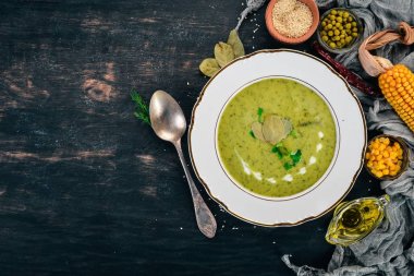 Brokoli ve bezelye ve bir kase sebze çorbası. Sağlıklı gıda. Siyah ahşap arka plan üzerinde. Üstten Görünüm. Metniniz için kopya alanı.