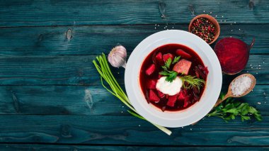 Borsch ekşi krema ile. Ukraynalı mutfağı. Üstten Görünüm. Ahşap bir arka plan üzerinde. Kopya alanı.