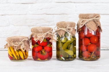 Salamura gıdalar kutular içinde. Gıda stokları. Üstten Görünüm. Ahşap bir arka plan üzerinde. Kopya alanı.