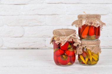 Bir kavanoz içinde Marine chili biber. Gıda stokları. Üstten Görünüm. Ahşap bir arka plan üzerinde. Kopya alanı.