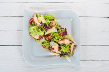 Sezar salata tavuk. Üstten Görünüm. Ahşap bir arka plan üzerinde. Kopya alanı.