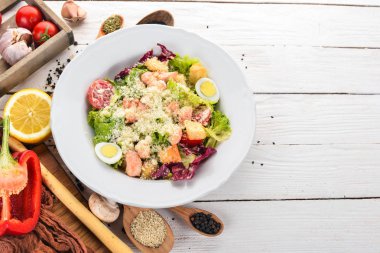 Sezar salatası somon. Taze sebze. Sağlıklı gıda. Üstten Görünüm. Beyaz ahşap zemin üzerinde. Kopya alanı.