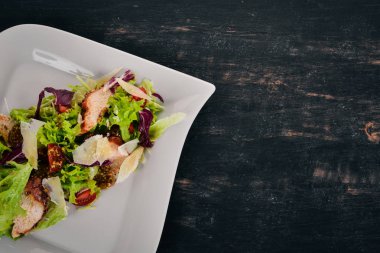 Sezar salata tavuk. Üstten Görünüm. Ahşap bir arka plan üzerinde. Kopya alanı.