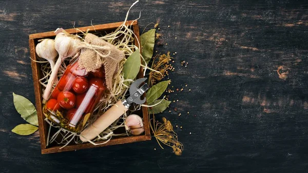 瓶にチェリー トマトのマリネ 食品のストック 平面図です 木製の背景 コピー スペース — ストック写真