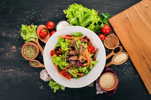Gemüsesalat Mit Kalbfleisch Und Pilzen Auf Schwarzem Holzgrund Ansicht Von — Stockfoto