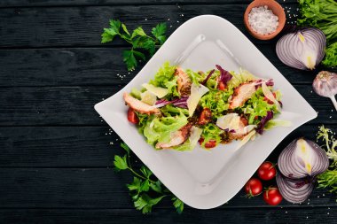 Sezar salata tavuk. Üstten Görünüm. Ahşap bir arka plan üzerinde. Kopya alanı.