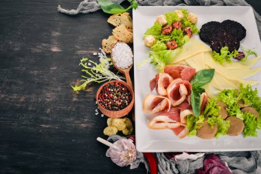 Soğuk aperatifler. Pastırma, peynir, karaciğer Yapıştır. Üstten Görünüm. Ahşap bir arka plan üzerinde. Kopya alanı.