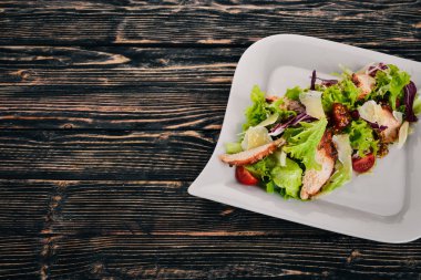 Sezar salata tavuk. Üstten Görünüm. Ahşap bir arka plan üzerinde. Kopya alanı.