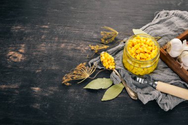 Bir kavanoz turşu tarlada. Gıda stokları. Üstten Görünüm. Ahşap bir arka plan üzerinde. Kopya alanı