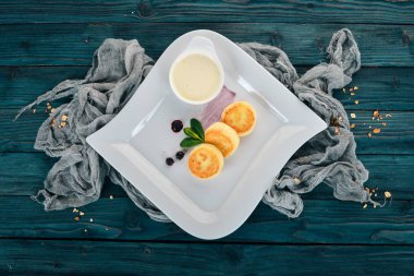 Ekşi krema soslu peynirli krep. Üstten Görünüm. Ahşap bir arka plan üzerinde. Kopya alanı.