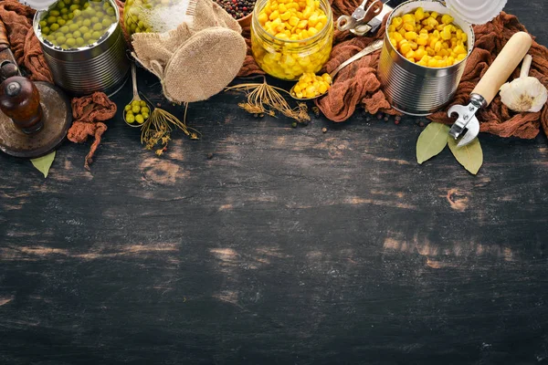 在罐子里腌豌豆和玉米 食品库存 顶部视图 在一个木质的背景 复制空间 — 图库照片